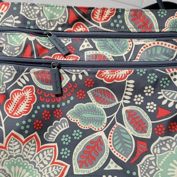 Bundle it! Vera Bradley super cute crossbody purse! - Picture 4 of 7